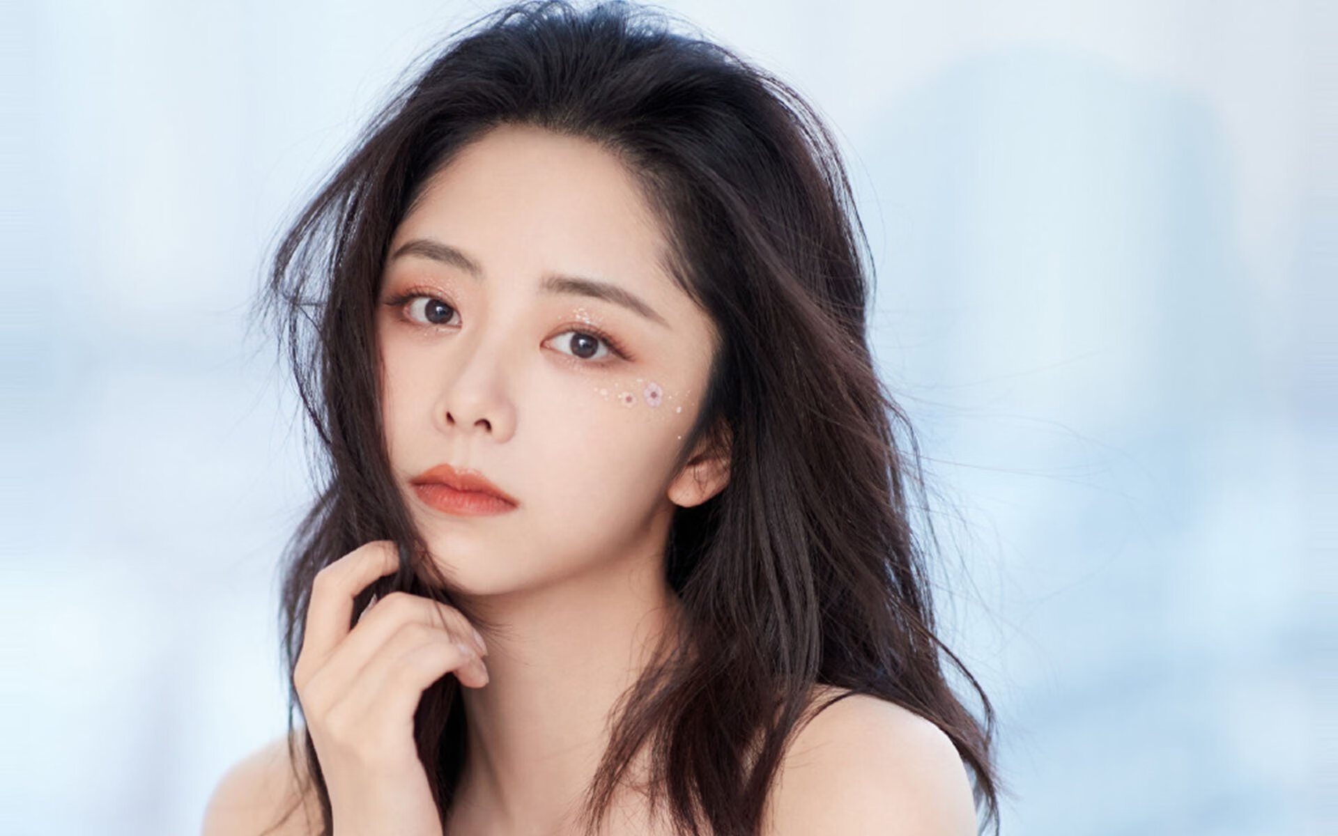 AYX体育官网-鲁能中场阻击对手，战术反击取分三分实现逆转，鲁能的比赛