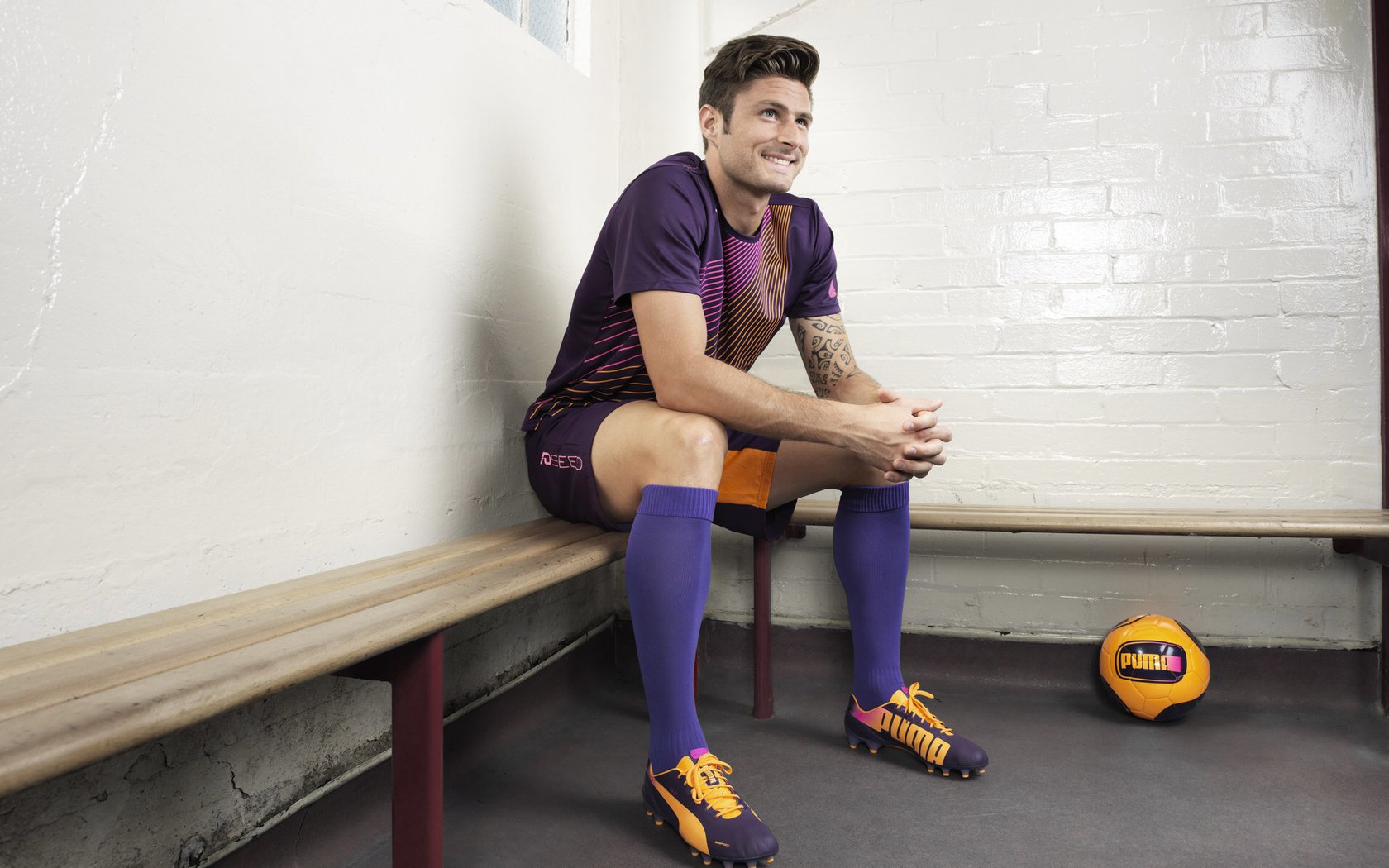 哈兰德连续20场破门，英超火力王再续神迹，哈兰德德甲